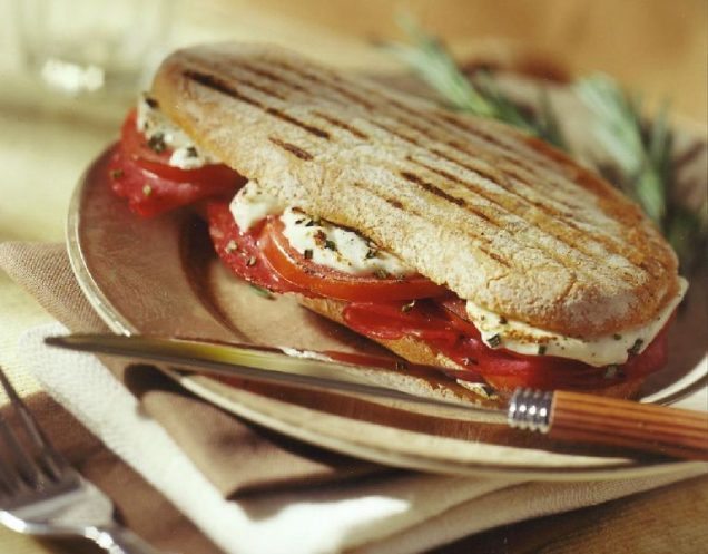 Lunchtip panini met salami en geitenkaas